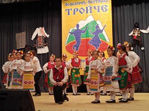 troiche 1506241 3 Голямата награда на Областния фолклорен фестивал „Тройче“ спечели Детски танцов състав „Пъстроцвет“, гр. Тетевен