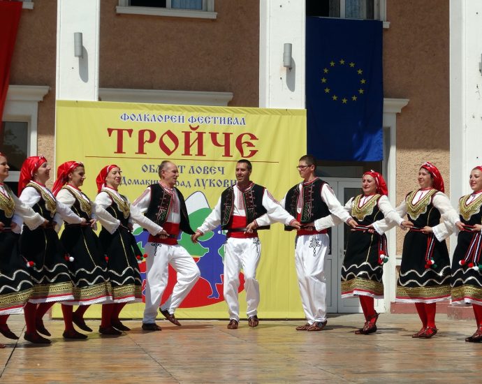 troicheva 1106241 160 участници от единадесет колектива участват в Осмия областен фолклорен фестивал „Тройче“ в Летница