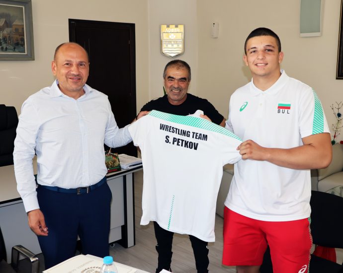 radostin vasilev 1007241 Кметът награди бронзовия медалист от европейското първенство по борба за кадети Радостин Василев