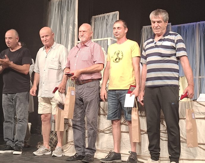 scenichni rabotnici 307241 3 С уважение и внимание към приноса на сценични служители от Драматичен театър "Борис Луканов" - Ловеч. Четирима от тях бяха наградени