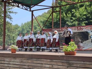 teteven 16 Над 60 състава от цялата страна взеха участие в „Празника на народния обичай и автентичната носия“ в село Рибарица