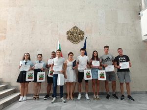 ou maldej 140241 2 По случай Международния ден на младежта 12 август областният управител Дора Стоянова награди десет ученици от област Ловеч, отличили се през годината с активна работа при реализиране на младежки инициативи и социално значими каузи