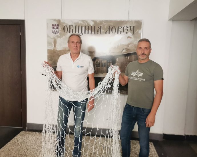 mreja podarak 2409241 Мрежи за хандбални врати получи днес от Община Ловеч ХК „Осъм“