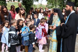 parvi ucheben den 1609241 1 Започна учебната година! В община Ловеч в 15-те училища в класните стаи влязоха 3925 деца