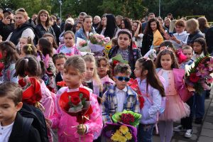 parvi ucheben den 1609241 2 Започна учебната година! В община Ловеч в 15-те училища в класните стаи влязоха 3925 деца