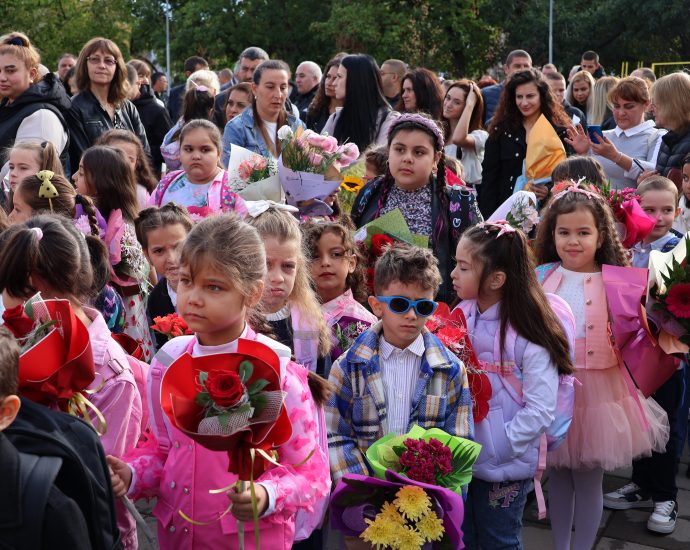 parvi ucheben den 1609241 2 Започна учебната година! В община Ловеч в 15-те училища в класните стаи влязоха 3925 деца