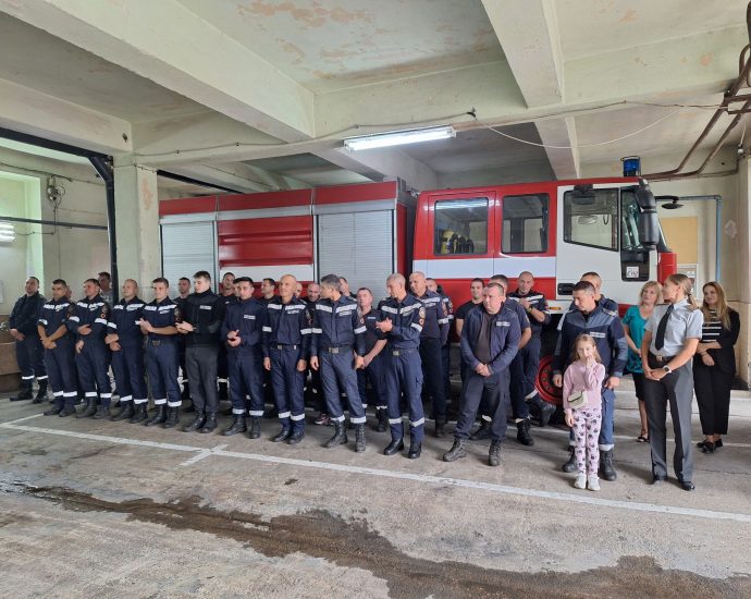 pojarna 1109241 1 Кметът поздрави ловешките огнеборци с професионалния им празник. Шестима пожарникари от Районната служба в Ловеч са отличени с писмена похвала за постигнати високи резултати в служебната дейност