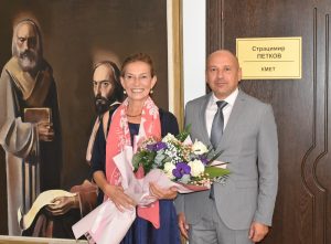 sreshta poslanc 3009241 3 Перспективите пред Ловеч и развитието на взаимните отношения обсъдиха кметът Страцимир Петков и посланиците на Германия в България Ирене Мария Планк и на Франция Жоел Майер