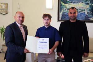student stipendia 3009241 Кметът връчи специалната стипендия „Академик Димитър Мишев“ на студента Томислав Христов