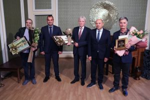 181024 lekar na godinata1 В Ловеч лекар на годината стана д-р Мери Газемба. Д-р Георги Митев и на д-р Иван Тодоров получиха специални награди