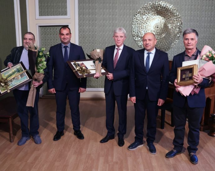 181024 lekar na godinata1 В Ловеч лекар на годината стана д-р Мери Газемба. Д-р Георги Митев и на д-р Иван Тодоров получиха специални награди