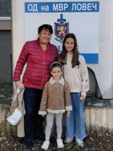 baba vvnuche police 2510241 1 Добрата новина: Две сестрички и баба им намериха загубен портфейл и го предадоха в РУ Ловеч
