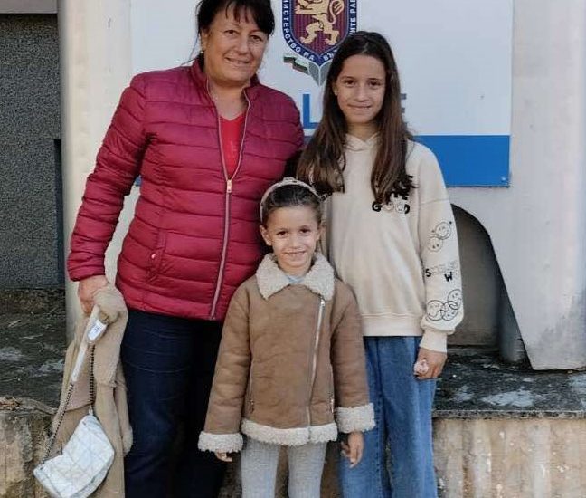 baba vvnuche police 2510241 1 Добрата новина: Две сестрички и баба им намериха загубен портфейл и го предадоха в РУ Ловеч