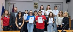 dobrovolci 1010241 Благодарствена грамота от кмета получиха десетте доброволци, влезли в ролята на аниматори на фестивала на побратимените градове