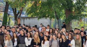 ezikova marichkov kletva 1510241 1 Учениците на Езиковата гимназия в Ловеч изпълниха заедно песента „Клетва“ в памет на Кирил Маричков