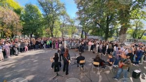 ezikova marichkov kletva 1510241 5 Учениците на Езиковата гимназия в Ловеч изпълниха заедно песента „Клетва“ в памет на Кирил Маричков