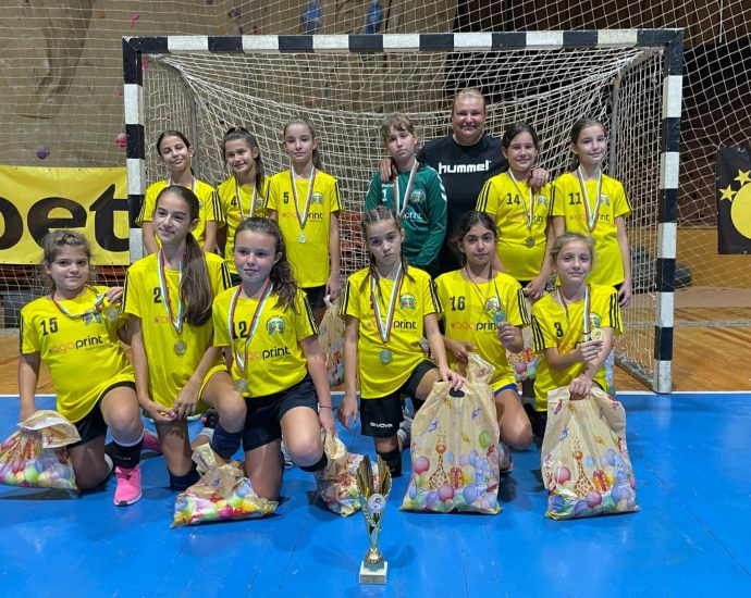 handbal momicheta 1410241 1 12 годишните момичета на хандбалния "Ловеч 98" с отлично представяне на 3-тия Национален турнир Йонка Генчева в град Велико Търново