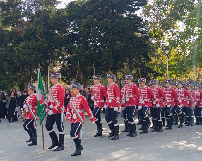 lukovit 2410241 3 Церемония по тържествено връчване знамето на Двадесет и първи ученически гвардейски отряд към Професионална гимназия по селско стопанство „Сергей Румянцев“ (ПГСС) се състоя в град Луковит