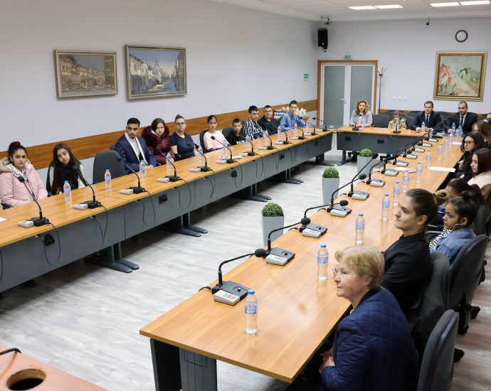mladej parlament 3010241 1 Първият за мандат 2023 – 2027 г. младежки местен парламент проведе заседание в Ловеч