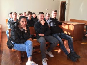 otvoren vrati sad 2510241 6 Над 60 деца от 4 ловешки училища посетиха Окръжен съд – Ловеч в Деня на отворени врати. Поводът беше Европейският ден за гражданско правосъдие