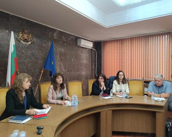 ou troiche 1110241 2 На работна среща представители на общините в област Ловеч и читалищата организатори на Областния танцов фолклорен фестивал „Тройче“ обсъждаха надграждането и бъдещо развитие на фолклорното събитие