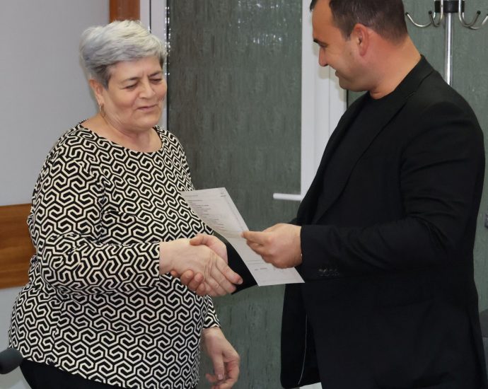 udostovereniia kurs 110241 3 24-ма безработни получиха удостоверенията си за успешно завършен курс за социален асистент и болногледач