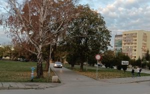 zabrana kirkov 1510241 Счупена антипаркинг скоба и неспазване на забраната за движение на алеята пред СУ „Тодор Кирков“