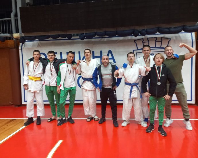 Jiu Jitsu 1811241 Състезателите на СК "Джу Джицу Вароша" спечелиха две златни, две сребърни и три бронзови отличия от турнира за Националната купа по Джу Джицу