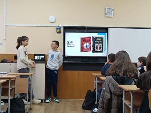 den chetene 1511241 1 Областният управител Дора Стоянова се включи в Националния ден на четенето и чете Валери Петров на седмокласници в ОУ „Васил Левски“, град Ловеч