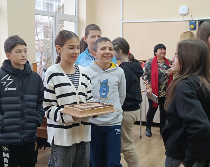 den chetene 1511241 2 Областният управител Дора Стоянова се включи в Националния ден на четенето и чете Валери Петров на седмокласници в ОУ „Васил Левски“, град Ловеч