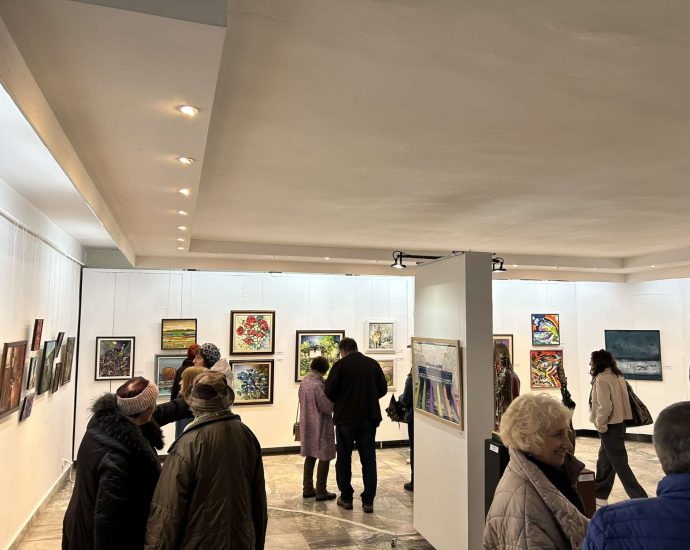 esenen salon 1411241 1 В изложбена зала „Вароша“ са подредени живописни работи, скулптура и приложни изкуства в Есенен салон 2024