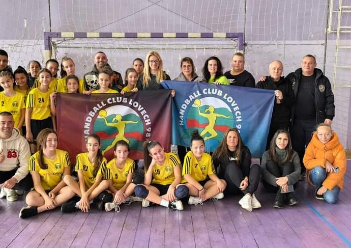 handball 2511241 2 Победа и загуба за девойките на "Ловеч 98"