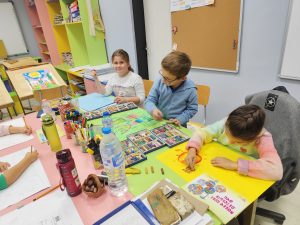 knijka deca 1111241 3 „Ловеч през погледа на децата“ е нова книжка с цветни илюстрации на 26 ученици от ОУ „Васил Левски“