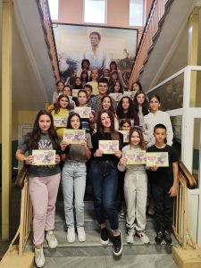 knijka deca 1111241 4 „Ловеч през погледа на децата“ е нова книжка с цветни илюстрации на 26 ученици от ОУ „Васил Левски“