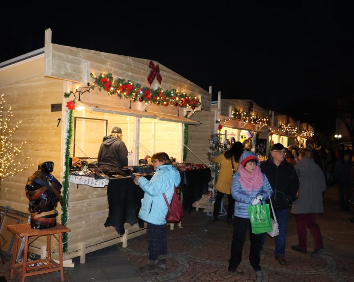 koleden bazar lovech 2511241 В 11 коледни къщички и осем шатри ще бъдат посрещнати гостите на Коледният базар в Ловеч