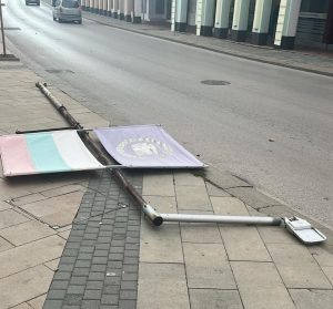 padnal stalb 2211241 Гражданите да бъдат особено внимателни предвид силния вятър