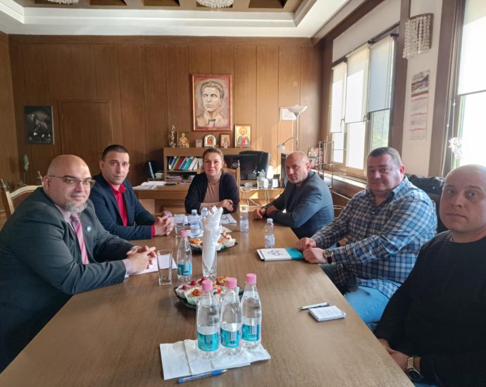 sreshta lovech pleven 111241 Областните управители на Ловеч и Плевен ще искат изграждане на четири лентов път между Ловеч и Плевен