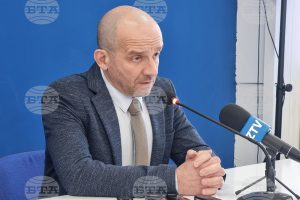 tiholov 2711241 За една година от началото на мандата Общинският съвет в Ловеч няма нито едно решение в полза на гражданите, каза председателят Стефан Тихолов