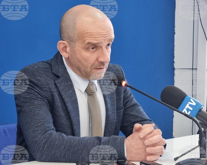 tiholov 2711241 За една година от началото на мандата Общинският съвет в Ловеч няма нито едно решение в полза на гражданите, каза председателят Стефан Тихолов