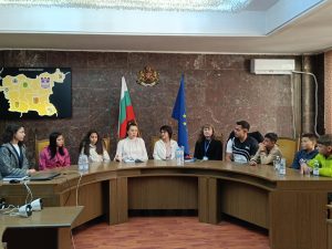 uchenc ou 2711241 2 Ученици от селата Дерманци и Румянцево в община Луковит гостуваха на областния управител Дора Стоянова
