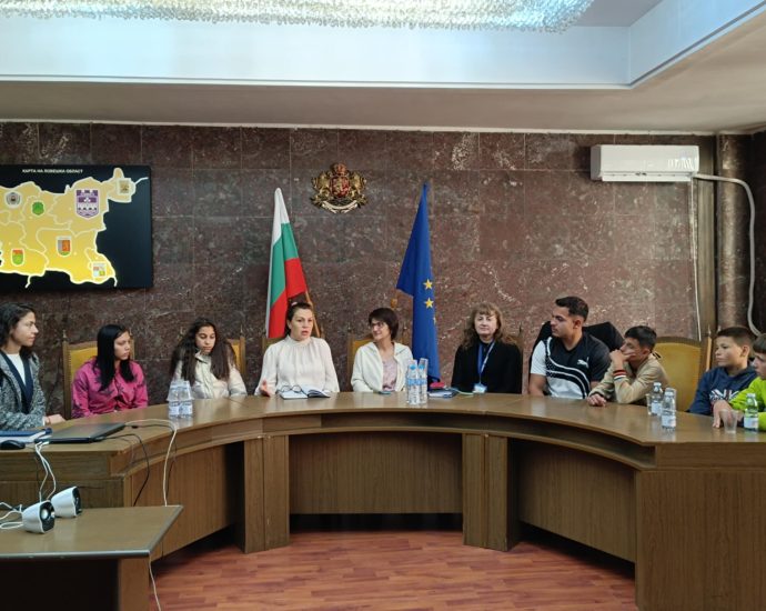 uchenc ou 2711241 2 Ученици от селата Дерманци и Румянцево в община Луковит гостуваха на областния управител Дора Стоянова