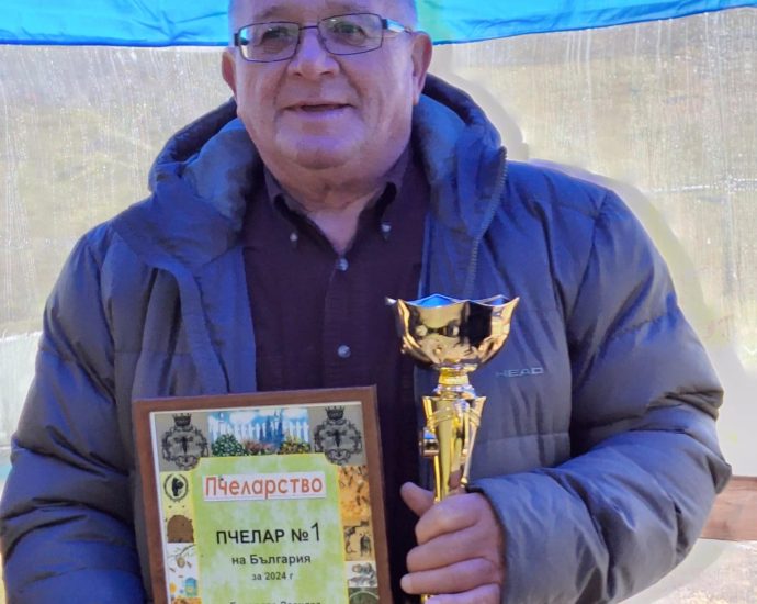 bumov pcheli 212241 2 Призът Пчелар №1 на България за 2024 получи майкопроизводителят Борислав Бумов от Ловеч