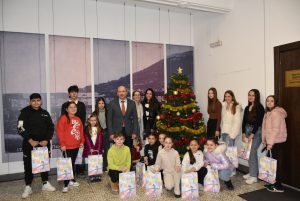 deca gramoti 1912241 8 Кметът на Община Ловеч Страцимир Петков посрещна в кабинета си плеяди от местни таланти и връчи грамоти на всички участници в празничния спектакъл „Коледа в Ловеч“