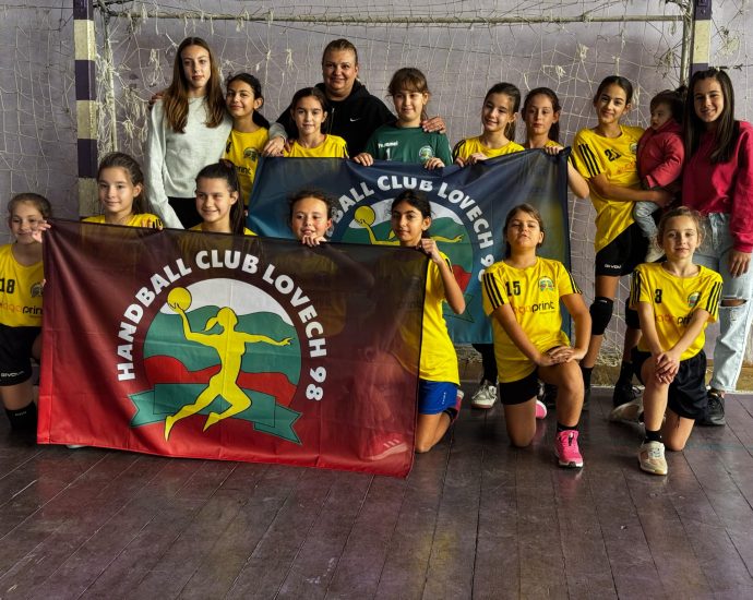 handball momicheta lovech 212241 1 Момичетата на ХК“Ловеч 98“ победиха Нови пазар и загубиха от Вицешампиона ХК „Шумен 98“