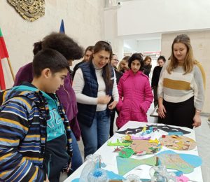izlojba deca 412241 Във фоайето на Областна администрация Ловеч беше открита изложба на материали изработени от деца от Центровете за настаняване от семеен тип