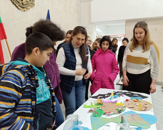izlojba deca 412241 Във фоайето на Областна администрация Ловеч беше открита изложба на материали изработени от деца от Центровете за настаняване от семеен тип