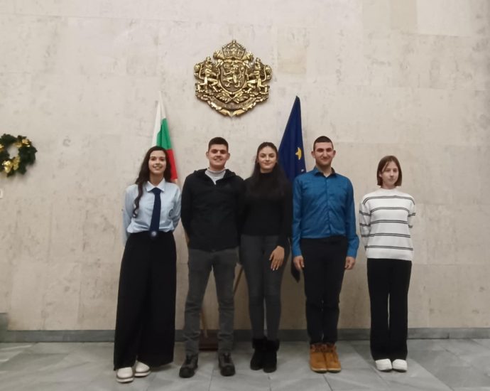 mladejki savet 1312241 1 На заседание на Обществено-консултативния съвет по училищни политики към областният управител на област Ловеч беше избрано ново младежко ръководство