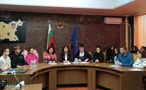 mladejki savet 1312241 2 На заседание на Обществено-консултативния съвет по училищни политики към областният управител на област Ловеч беше избрано ново младежко ръководство
