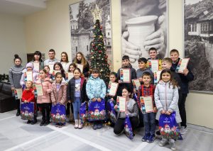 nagrajvdavane deca troyn 1912241 В Троян наградиха победителите от конкурса за електронна коледна картичка и коледна украса