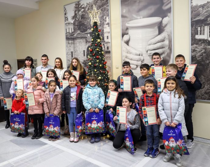 nagrajvdavane deca troyn 1912241 В Троян наградиха победителите от конкурса за електронна коледна картичка и коледна украса